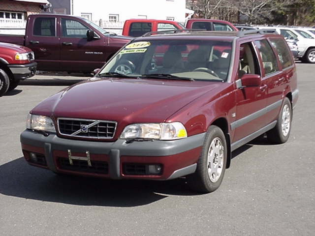 Image 1 of 2000 Volvo V70 Red
