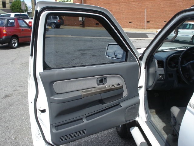 Image 2 of 2003 Nissan Frontier…