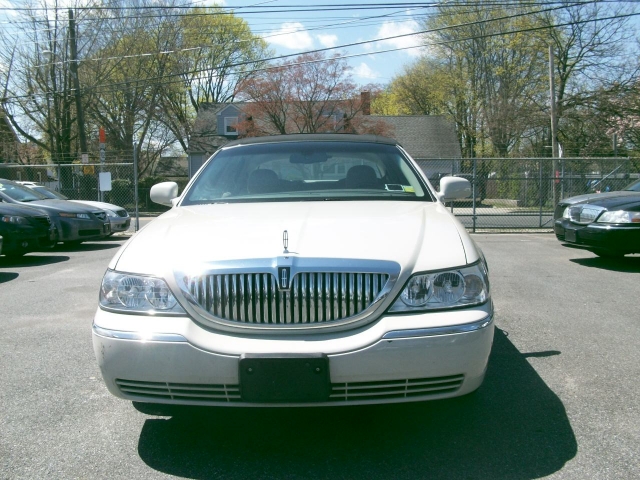 Image 1 of 2004 Lincoln Town Car…
