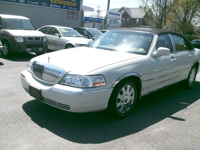 Image 3 of 2004 Lincoln Town Car…