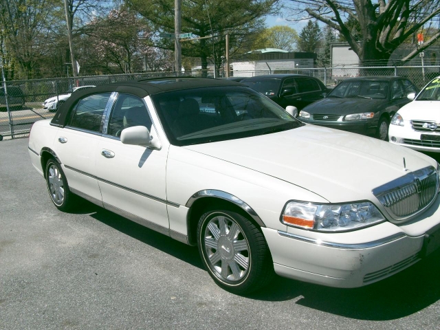 Image 4 of 2004 Lincoln Town Car…
