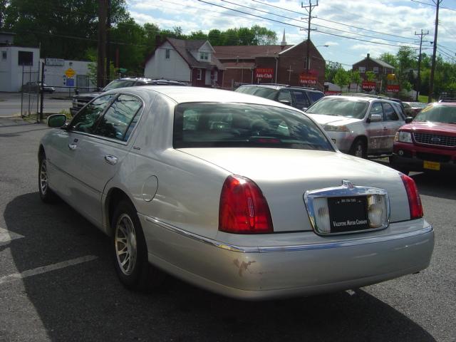 Image 2 of 2002 Lincoln Town Car…