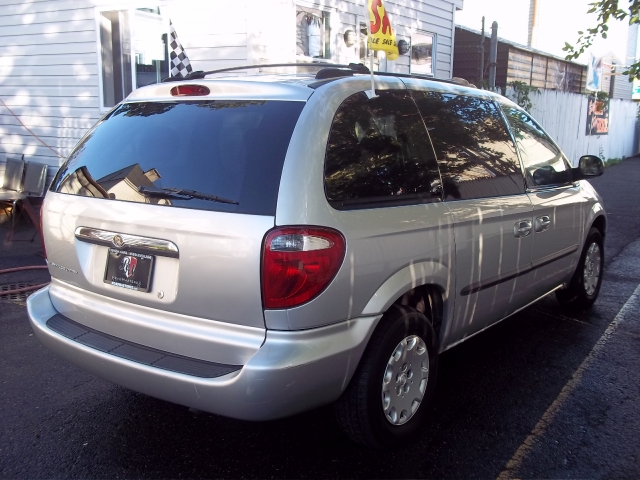 Image 5 of 2004 Chrysler Town &…